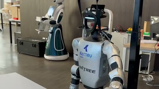 Студенттер Unitree G1 гуманоид роботымен жұмыс істеп жатыр
